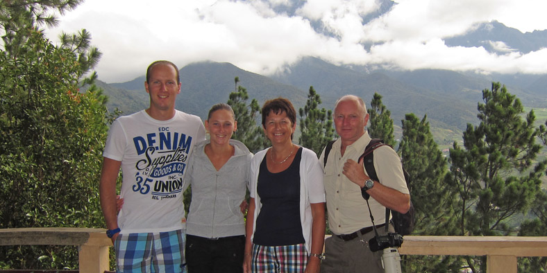 Sytse van der Zwan, Caroline Mom, Gina Mom en Hans Mom voor Mount Kinabalu